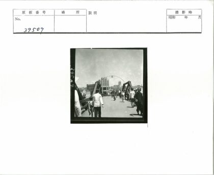 阳光桥上行人建筑背景.jpg