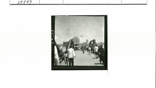 阳光桥上行人建筑背景.jpg