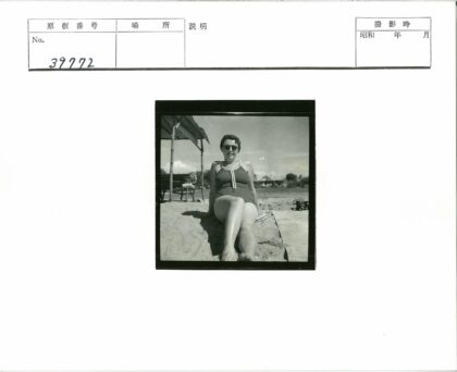 阳光沙滩泳衣美女与木结构背景.jpg