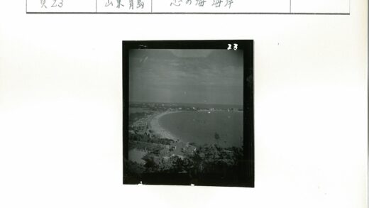 阳光海岸沙滩游客与建筑.jpg