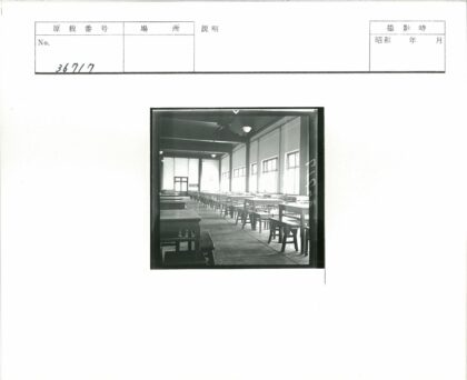阳光照亮空教室的木桌椅.jpg