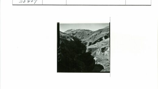 阳光照耀崎岖山脉.jpg
