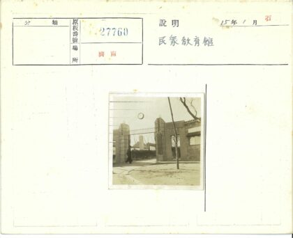 阳光砖门与秃树街景.jpg