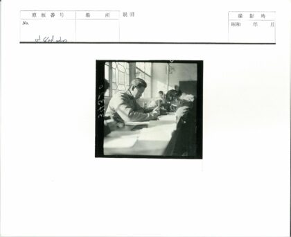阳光窗边学习写作场景.jpg