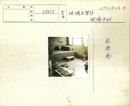阳光窗边手工艺人工作场景.jpg