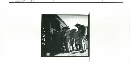 阳光站台旅客登火车.jpg