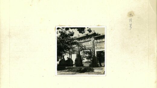 阳光草地雕刻石门风景.jpg