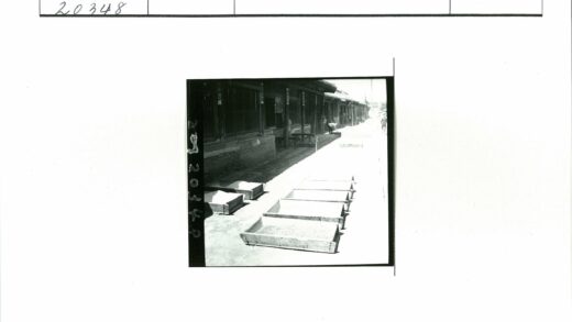 阳光街道上的木制材料容器.jpg
