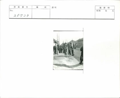 阳光街道人群聚集街景.jpg