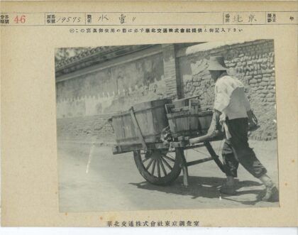 阳光街道推木车运桶.jpg