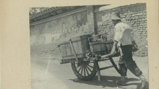 阳光街道推木车运桶.jpg