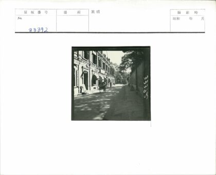 阳光街道黄包车与拱门景.jpg