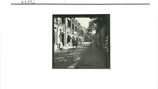 阳光街道黄包车与拱门景.jpg
