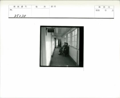 阳光走廊长凳上的文字牌.jpg