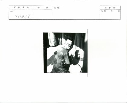 阳光阴影下跪地戴帽人.jpg