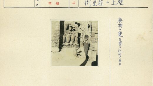 阳光院子里的孩童嬉戏.jpg