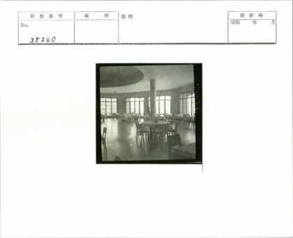 阳光餐厅圆桌鲜花装饰.jpg