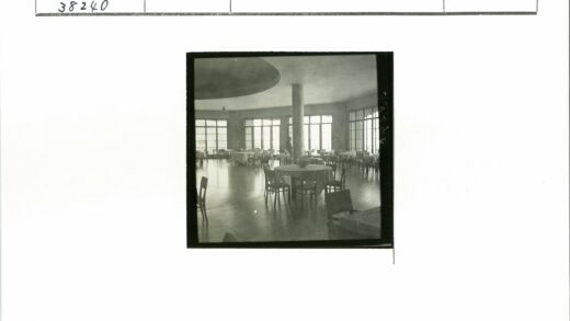 阳光餐厅圆桌鲜花装饰.jpg