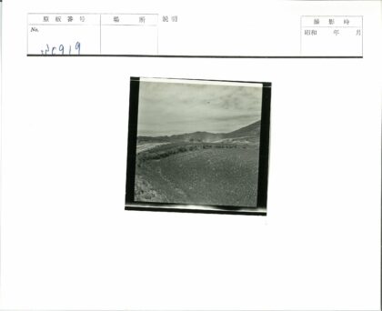 阴云下丘陵田野蜿蜒土路.jpg
