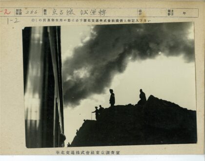 阴云下人群与建筑剪影.jpg
