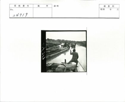 阴云下宁静河流航行.jpg