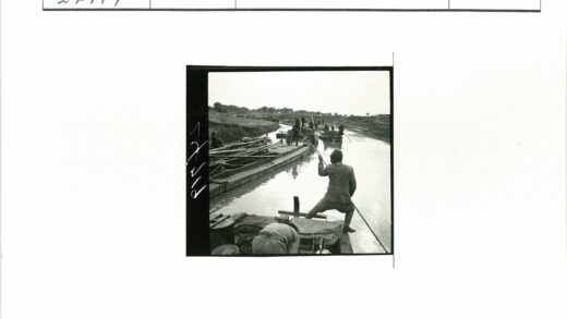 阴云下宁静河流航行.jpg