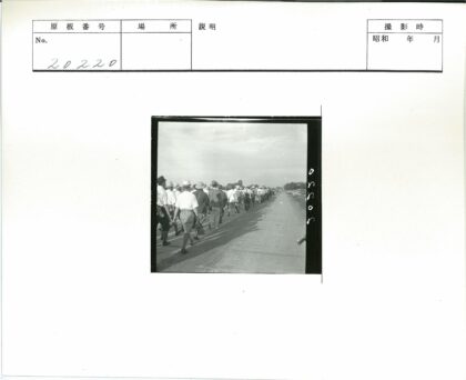 阴云下戴帽提袋行人水泥路.jpg