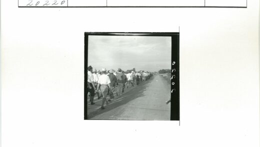 阴云下戴帽提袋行人水泥路.jpg