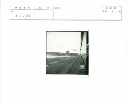 阴云下火车穿越荒原远眺建筑.jpg