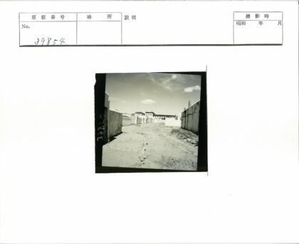 阴云下白墙泥路远景.jpg