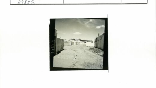 阴云下白墙泥路远景.jpg