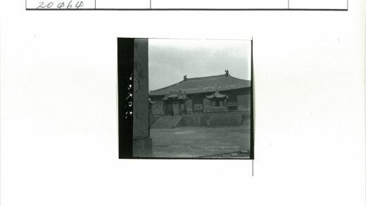阴云下的华丽屋顶传统建筑.jpg