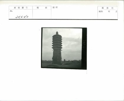 阴云下的古老石塔景观.jpg