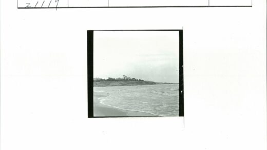 阴云下的海浪沙滩与悬崖.jpg