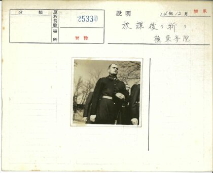 阴云下穿制服的队伍.jpg