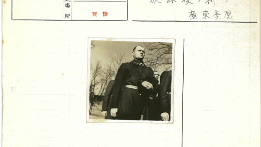 阴云下穿制服的队伍.jpg