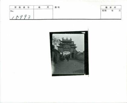 阴云下街景与马车.jpg