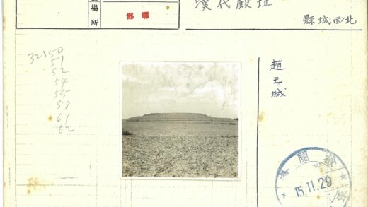 阴云下贫瘠田野延伸至远山.jpg