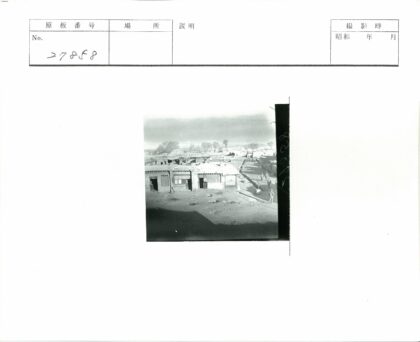 阴云乡村泥路行人屋树景.jpg