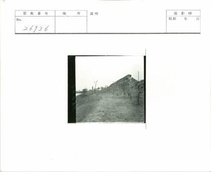 阴云土路石墙风光.jpg