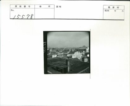 阴云密布下的瓦顶烟囱建筑群.jpg