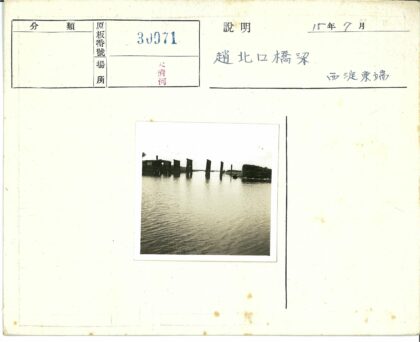 阴云河岸木柱建筑.jpg