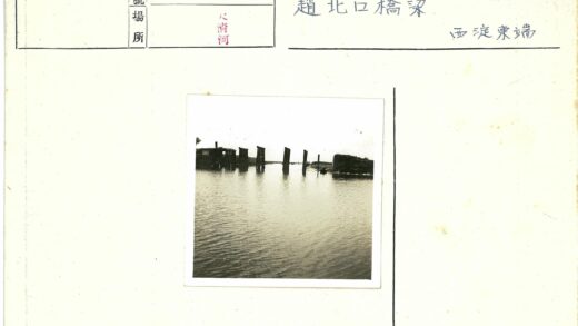 阴云河岸木柱建筑.jpg