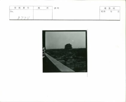 阴天下俯瞰塔楼与建筑群.jpg