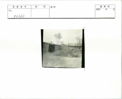 阴天下茅草屋建筑工地.jpg