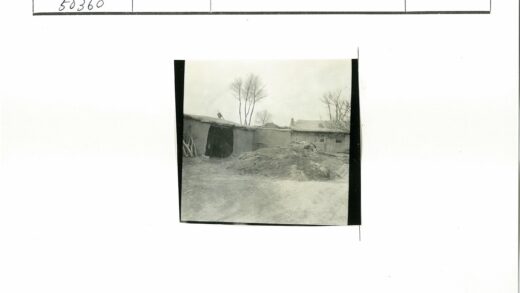 阴天下茅草屋建筑工地.jpg