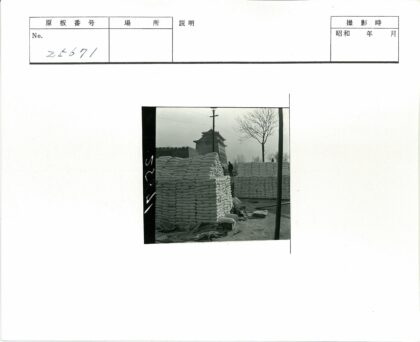 阴天传统建筑沙袋防洪堆.jpg