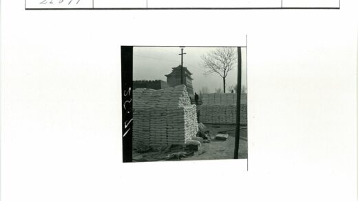 阴天传统建筑沙袋防洪堆.jpg