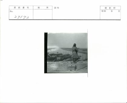 阴天俯瞰河流穿大衣人.jpg