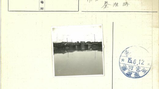 阴天倒影中的建筑与桥.jpg